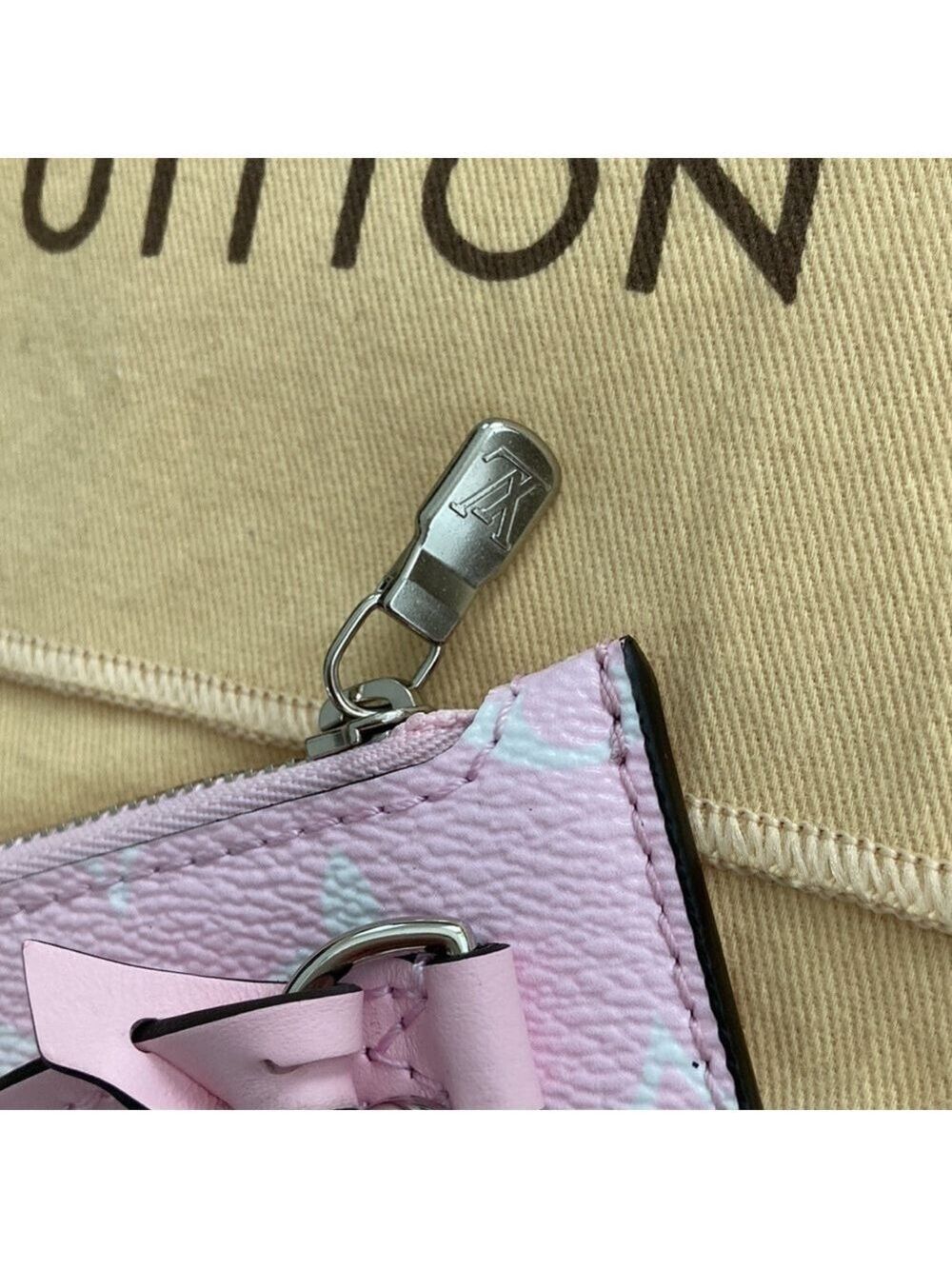 đ
șnwot Louis Vuitton Limited Edition Escale Neverfull MM Pochette - Picture 5 of 10